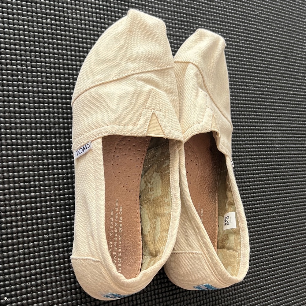 TOMS Cream Canvas Casual Slip-Ons